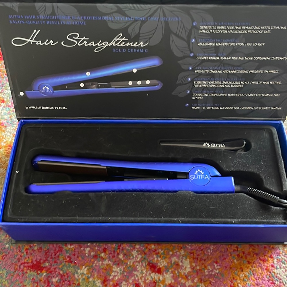 NIB Ceramic Flat Iron in Metallic Blue